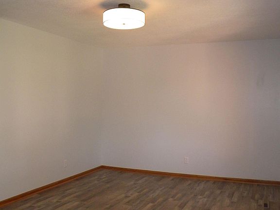 3rd image of 104 Douglas St