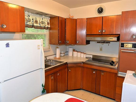 4th image of 234 Shaw Ave