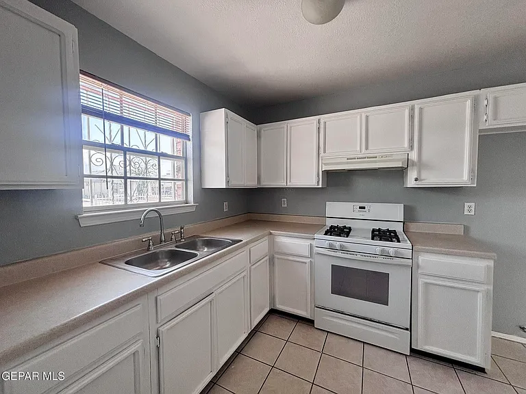 11924 Kings Guard Dr — Photo 7