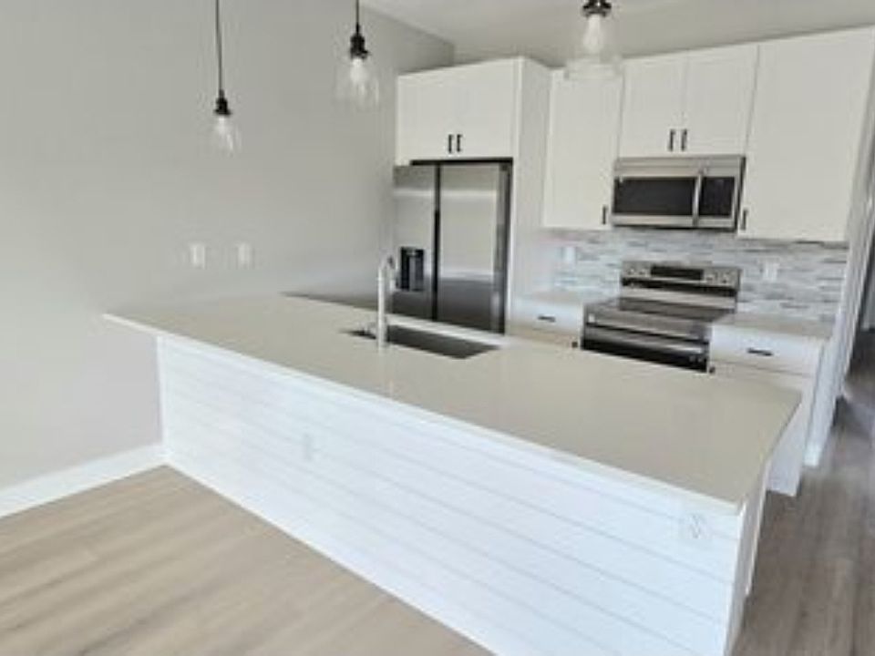 Galley Kitchen w/seating for 4-5 countertop barstools