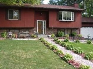 1421 Cardinal Ln, Chaska, MN 55318