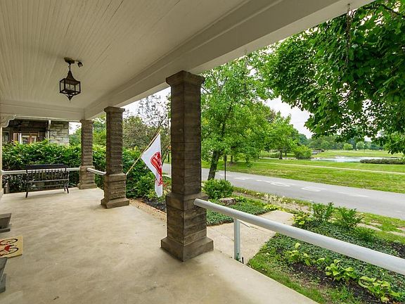 3rd image of 1563 Franklin Park S