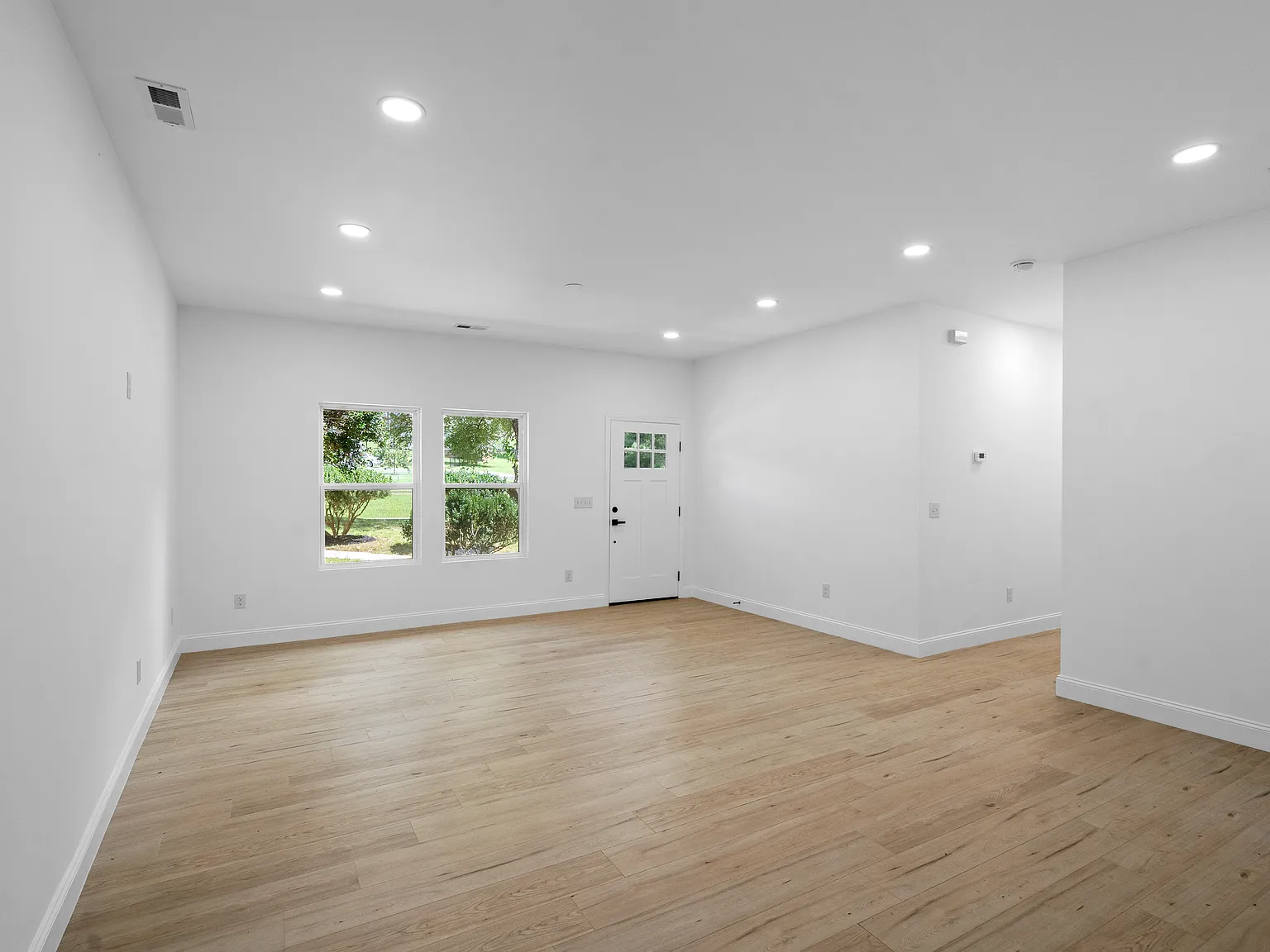 3 bed, 1329 sqft, $1,900 — Photo 2