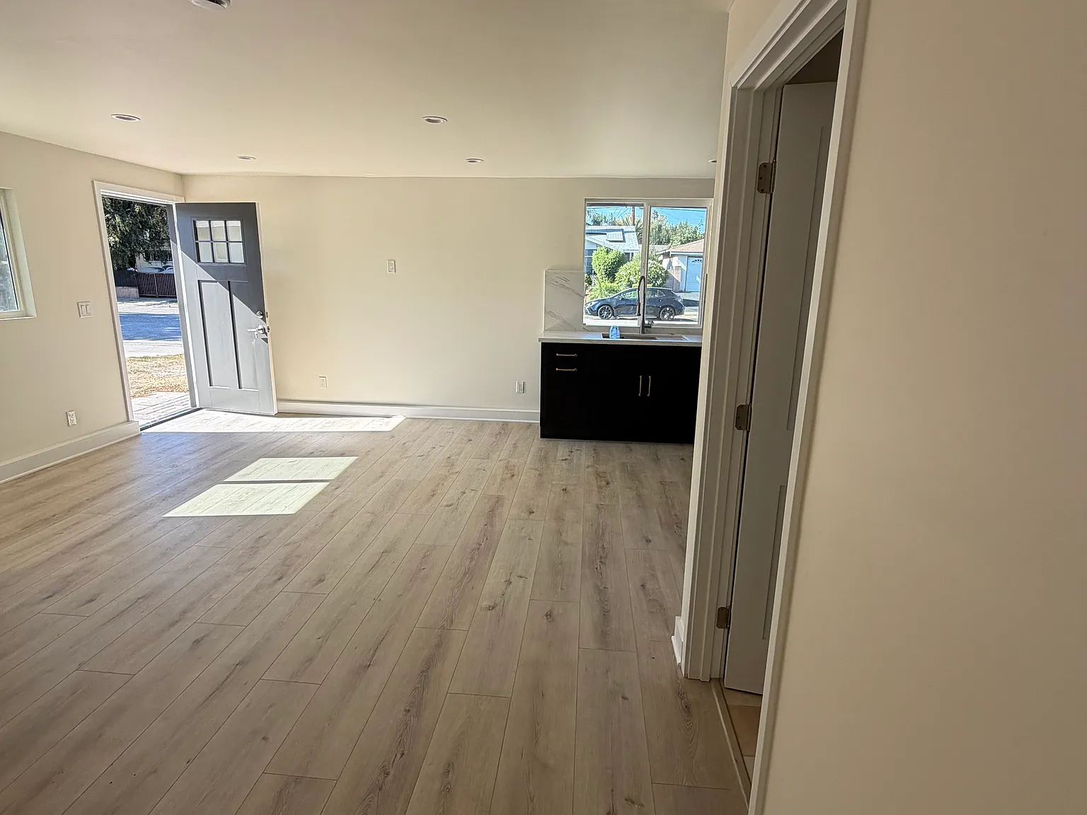 Studio, 400 sqft, $2,100 — Photo 3
