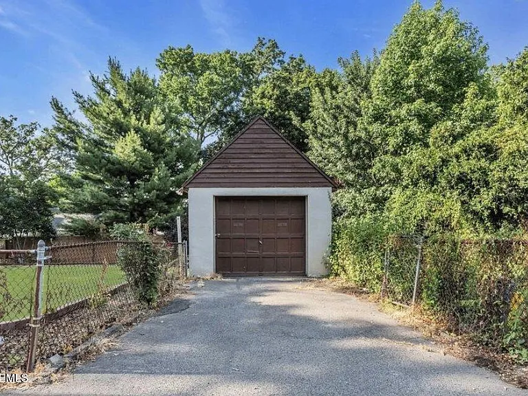 402 Ryders Ln — Photo 18