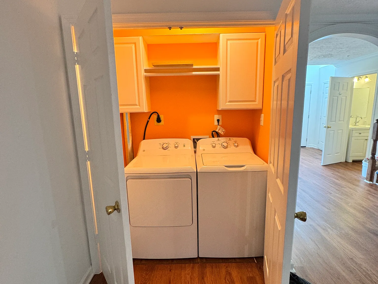 3BR/2.5+ end-unit townhome w/washer dryer — Photo 3