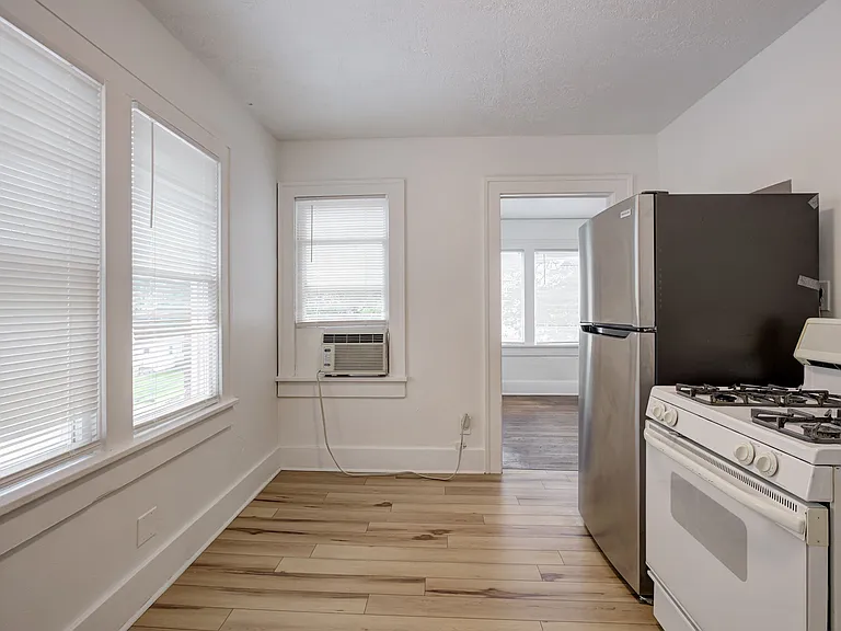 311 S Webster Ave — Photo 15