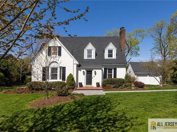 25 Hillcrest Dr, Piscataway, NJ 08854