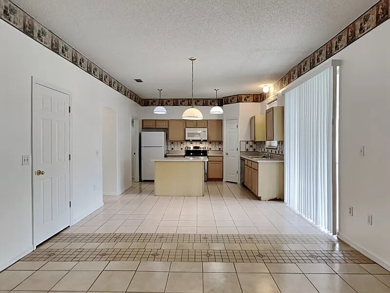 4 bed, 2.5 bath, 2147 sqft, $2,399 — Photo 2