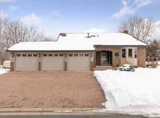 340 Oak Hill Dr, Shoreview, MN 55126