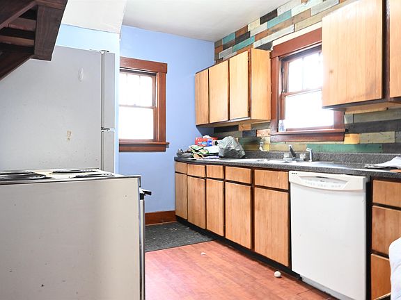 4th image of 716 3rd Ave E