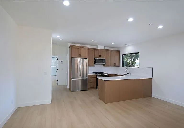 2121-2123 Glenada Ave #2121 — Photo 8