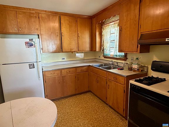 3rd image of 105 Garden Dr