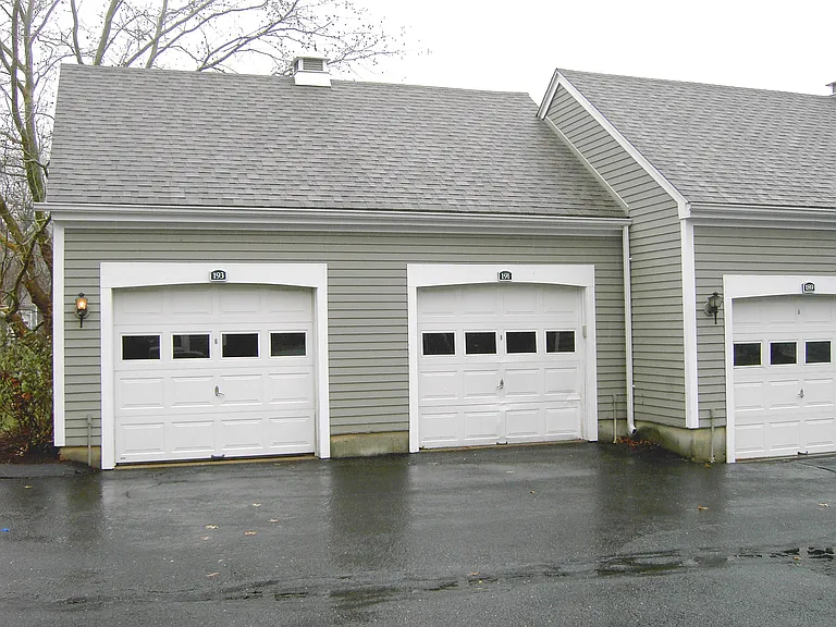 Garage w/remote