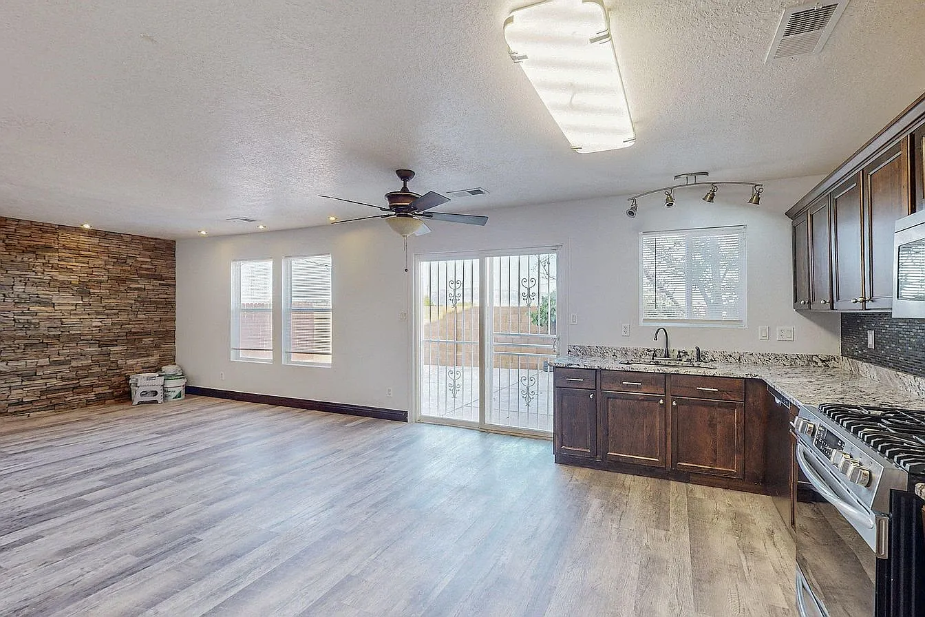 3 bed, 1377 sqft, $2,300 — Photo 4