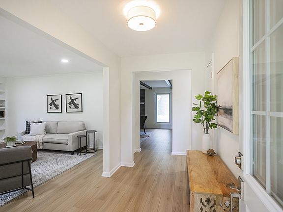 3rd image of 105 Woodvale Dr