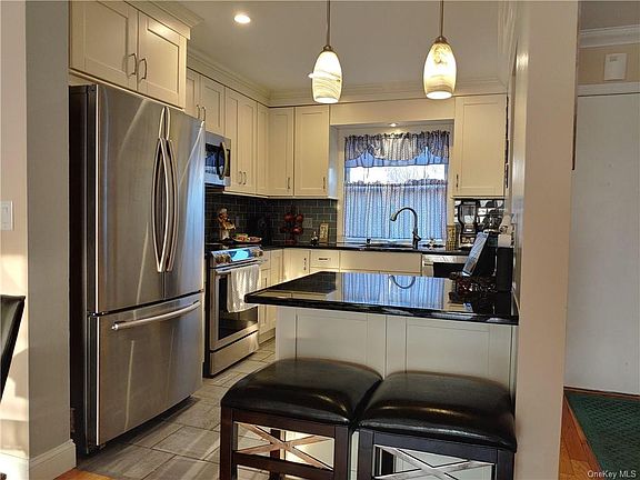 5th image of 30 Brewster Woods Dr