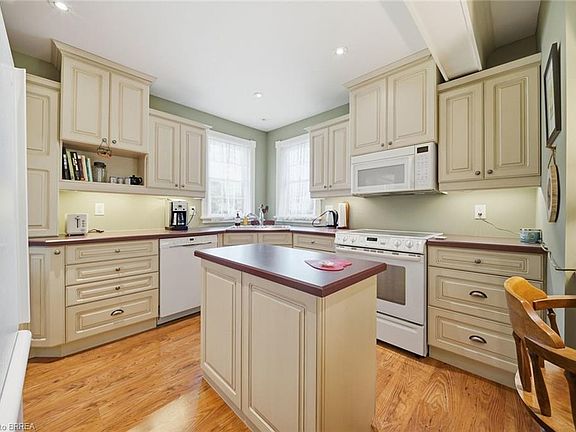 5th image of 243 Sydenham St