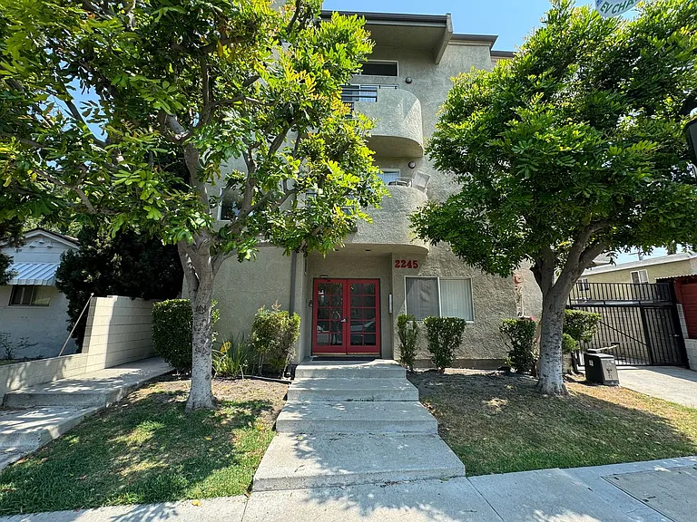 Las Colinas — Photo 1
