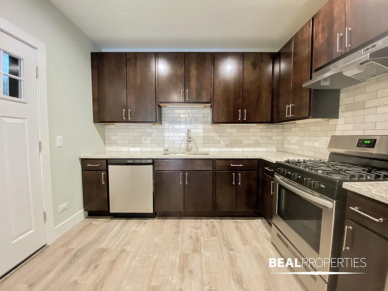 916 Crain St #101 — Photo 4