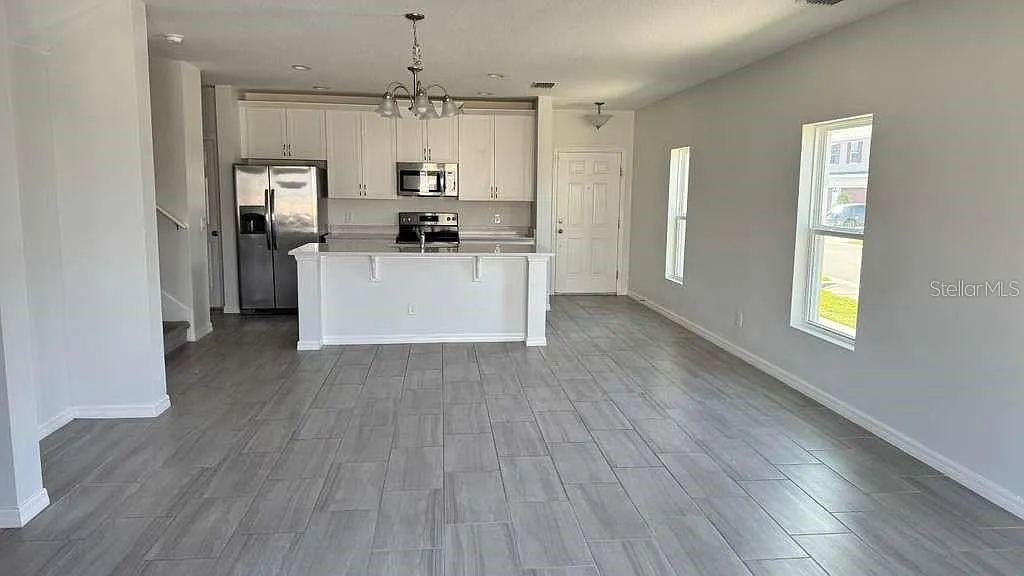 4 bed, 2.5 bath, 1918 sqft, $2,700 — Photo 1