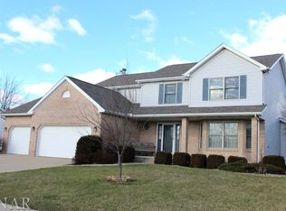 7 Hodgehaven Cir, Bloomington, IL 61704