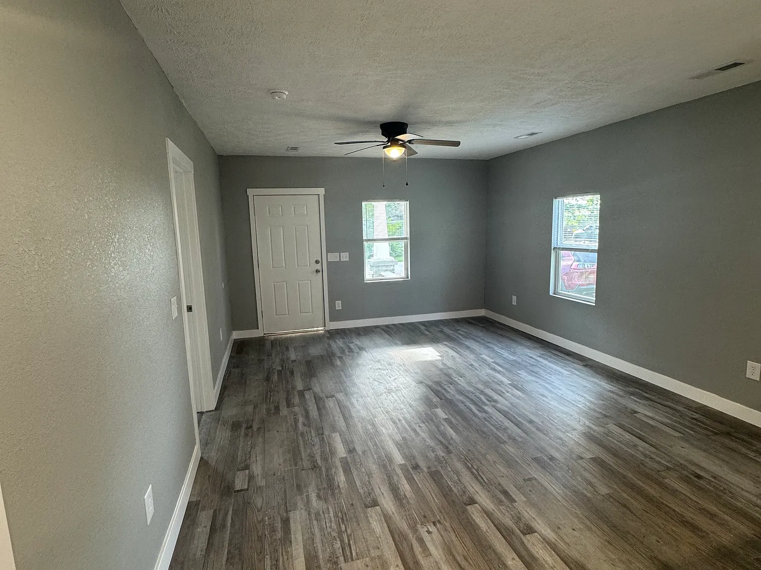 3 bed, 1000 sqft, $1,300 — Photo 3