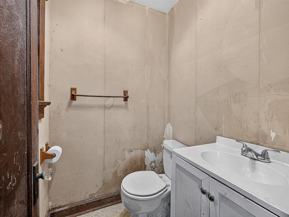 16th image of 336 Sunnyside Ave