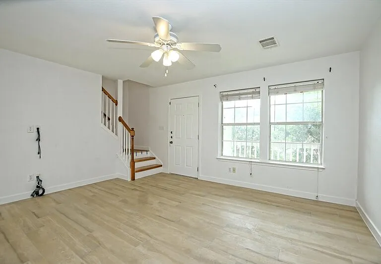716 Honeysuckle Dr — Photo 3