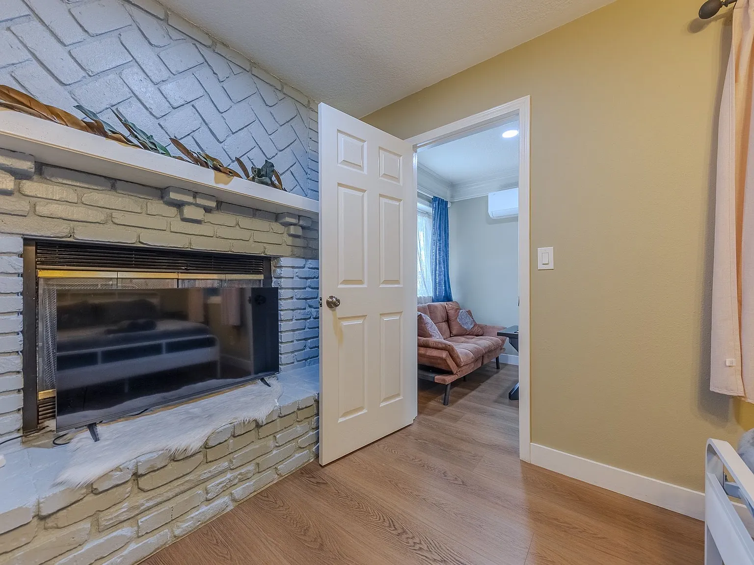 4 bed, 1984 sqft, $3,700 — Photo 4