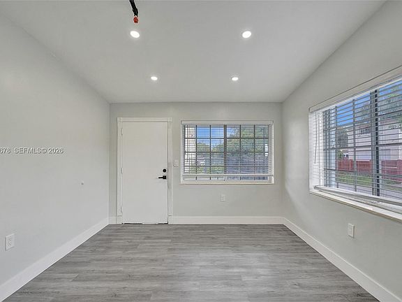 3rd image of 1085 NE 126th St APT 4