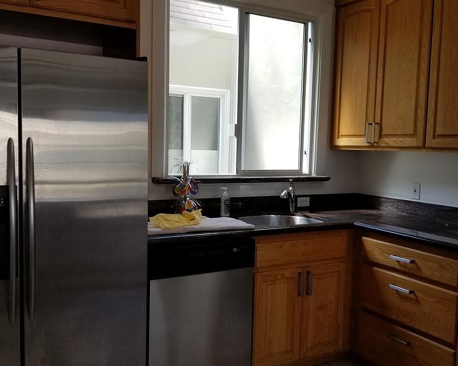 Stainless steel Fridge&Dishwasher/Granite Counterops