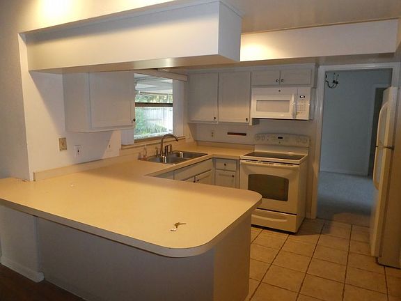 5th image of 2742 Sandwell Dr