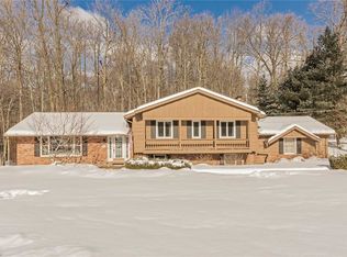 1107 Royal Oak Dr, Chagrin Falls, OH 44022