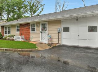 13 Guilford Ct UNIT B, Ridge, NY 11961