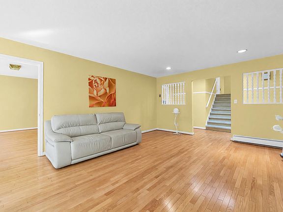 5th image of 137 Woodstock Ave W