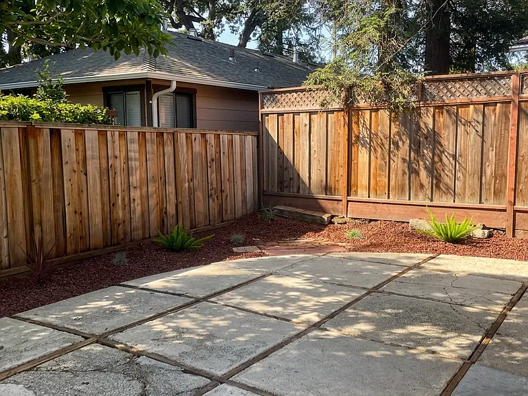 Redwood Ave — Photo 15