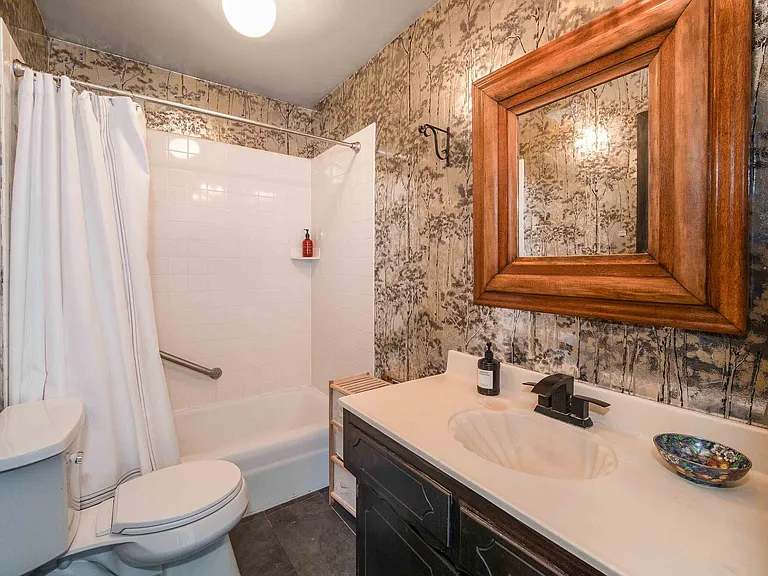 2nd private bath with shower and tub