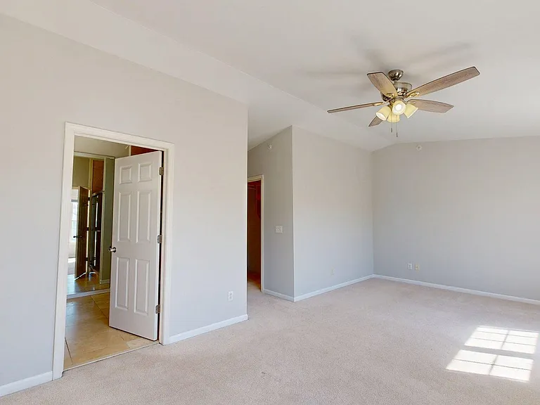1908 Lindsay Ln — Photo 25