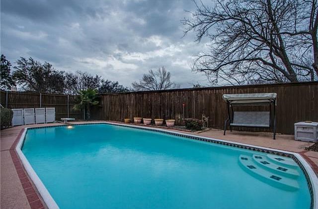 2nd image of 2705 Oak Cir