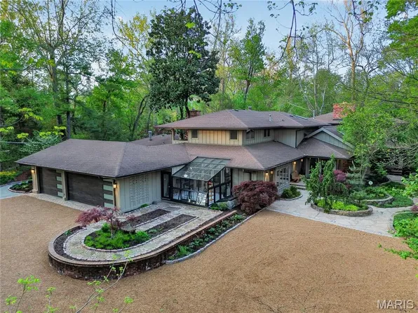 57 Log Cabin Dr, Saint Louis, MO 63124