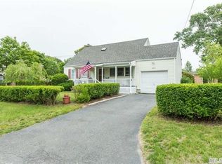 11 Burchell St, Blue Point, NY 11715
