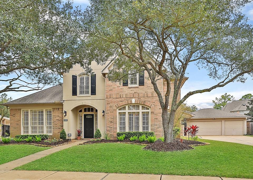 Hello and welcome to 2202 Lytham Lane in booming Katy Texas! One of the most desirable streets in the very well known and desirable neighborhood, Cinco Ranch North Lake Village!