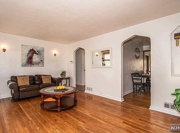 4th image of 170 Clinton Ave