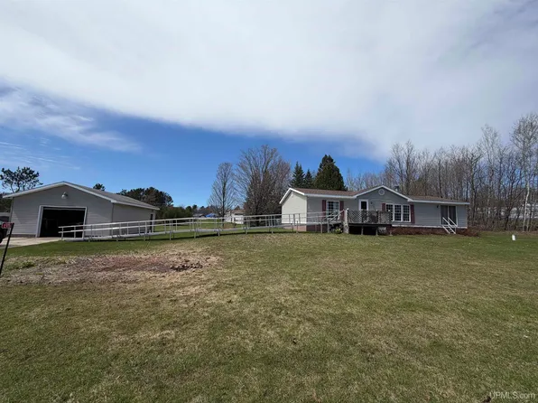 E9716 Old Indiantown Rd, Munising, MI 49862