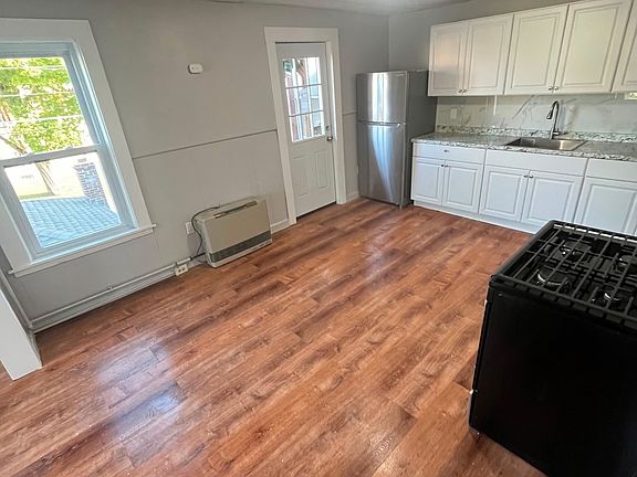 3rd image of 119-121 Greenwood St #2