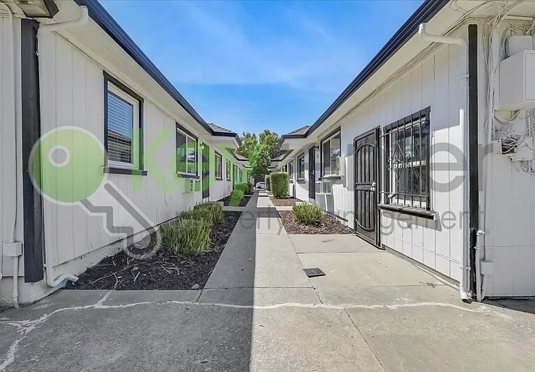 1065 Santiago Ave #6 — Photo 15