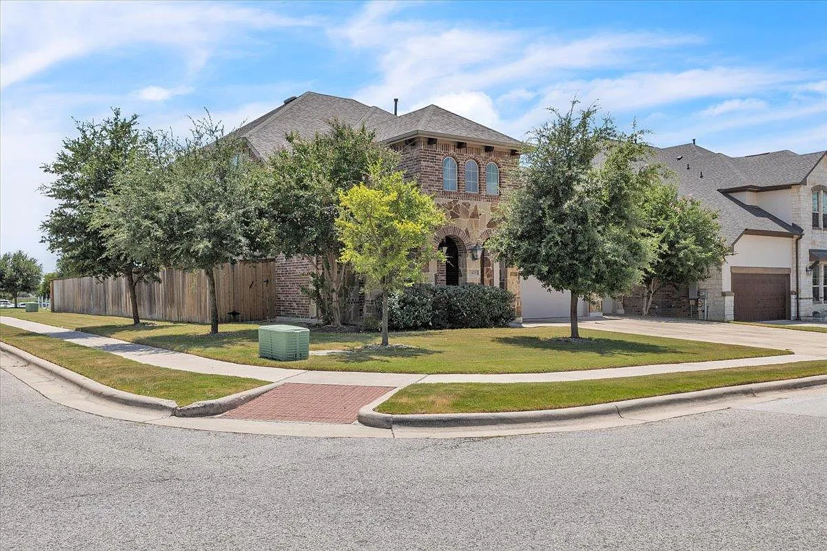 5 bed, 3.0 bath, 3095 sqft, $3,250 — Photo 3