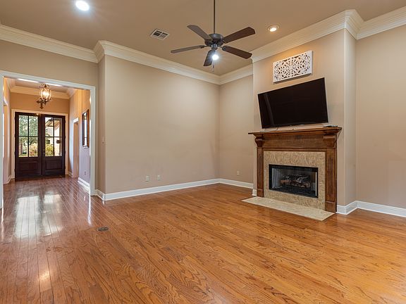 3rd image of 106 Sandhurst Dr
