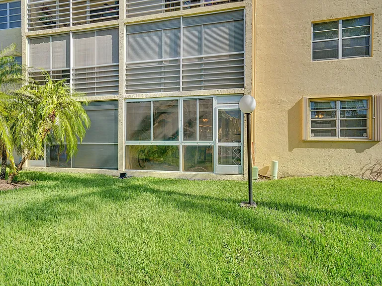 401 SE 3rd St #107 — Photo 37